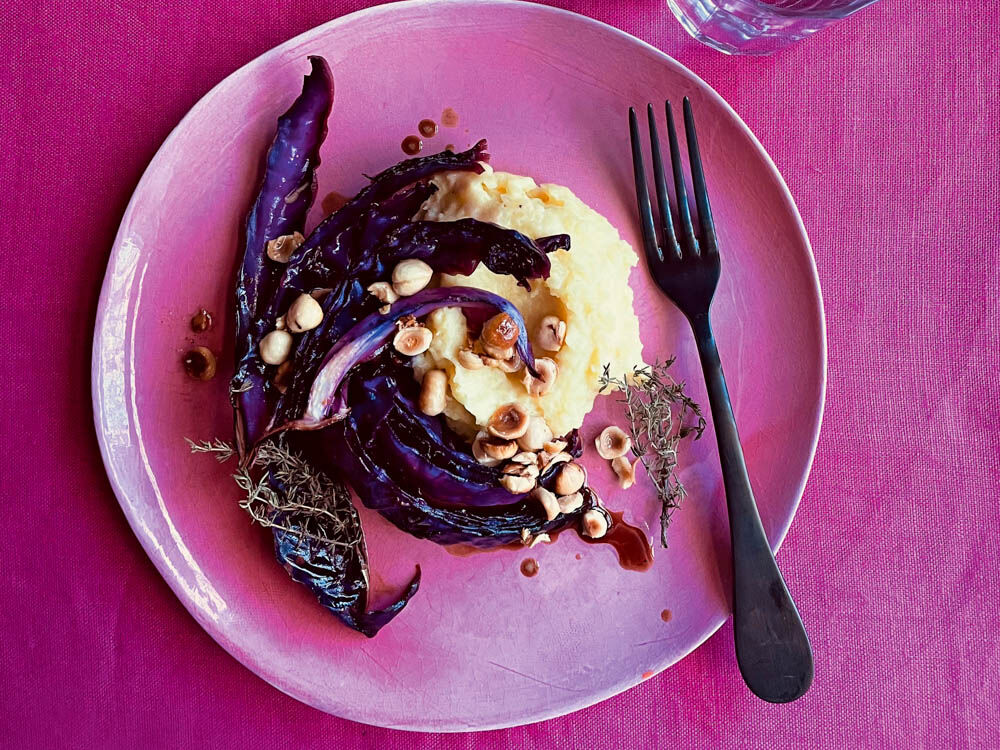 Gebackener Rotkohl mit Stampfkartoffeln und Haselnüssen