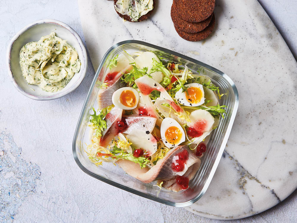 matjes-im-glas-mit-wachtelei-und-preiselbeeren