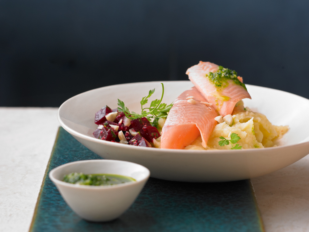 lachsforelle-mit-haselnuss-petersilien-pesto-und-pastinakenpueree