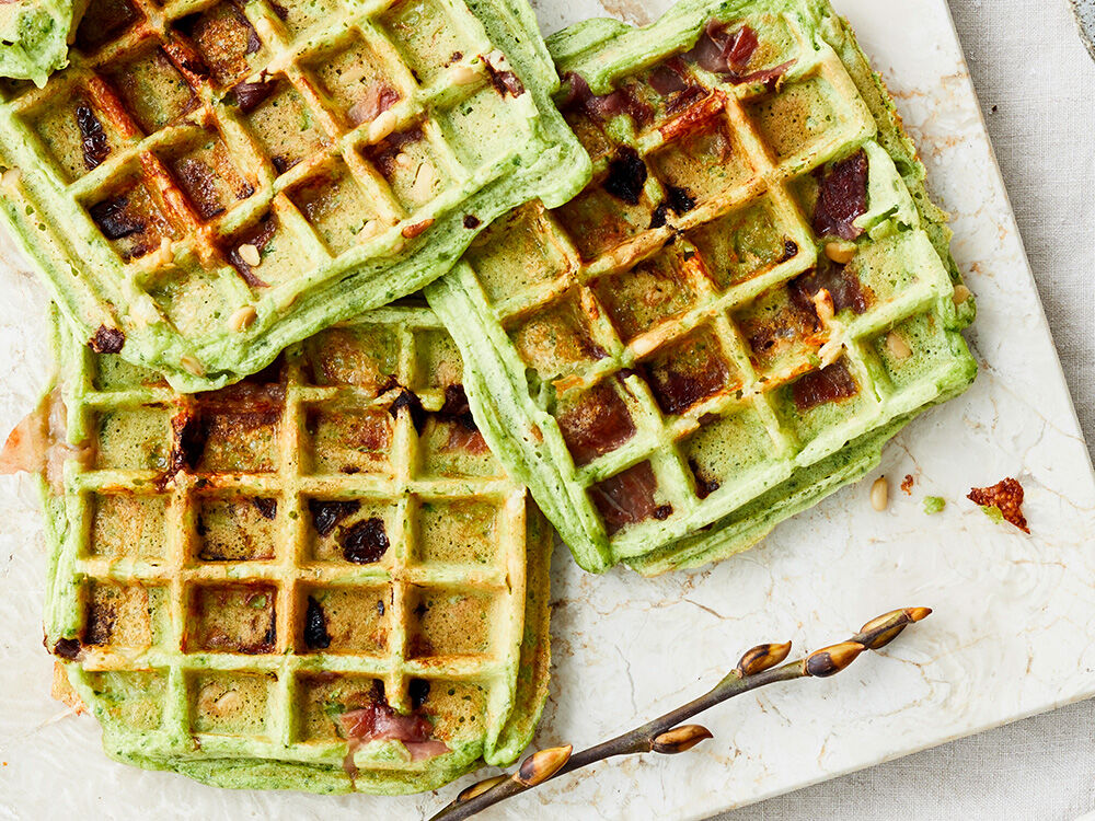 Pesto-Schinken-Waffeln mit Tomate und Mozzarella