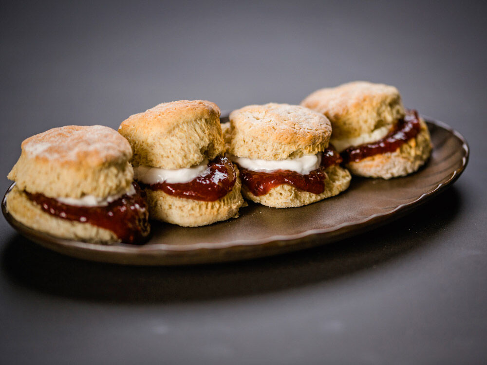 klassische-scones-mit-clotted-cream-und-pflaumenkonfituere