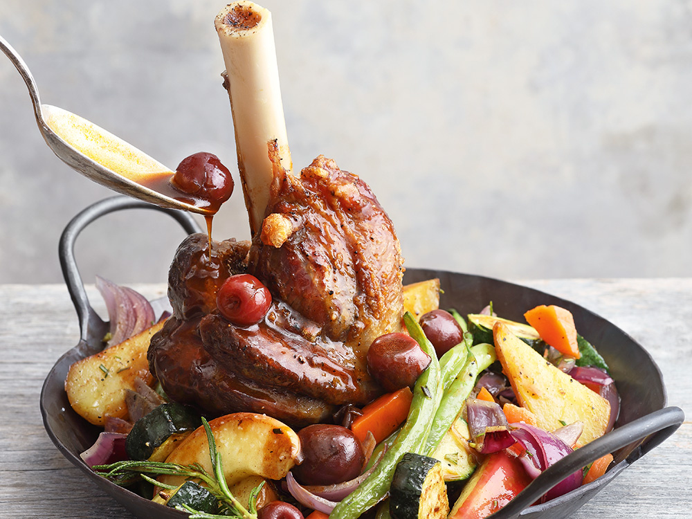 Lammhaxe mit Kirschsauce