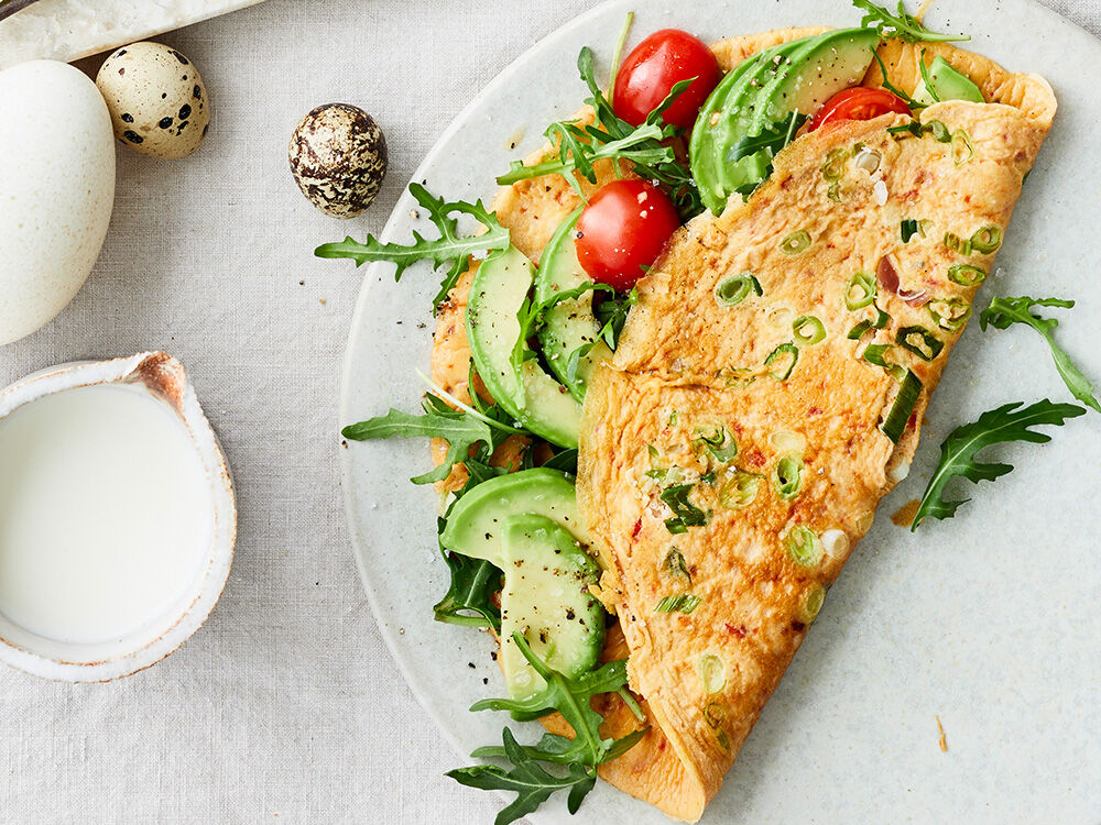 Paprika-Omelette mit Avocado, Kirschtomaten und Rucola