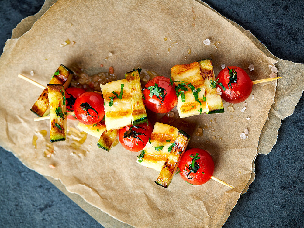 vegetarischer Grillspieß mit Halloumi, Zucchini und Tomaten