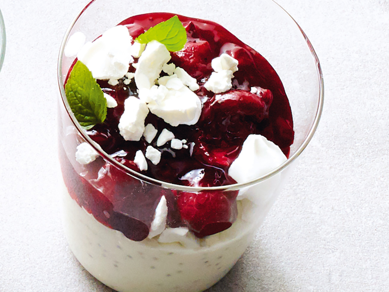 chia-joghurt-mit-roter-gruetze