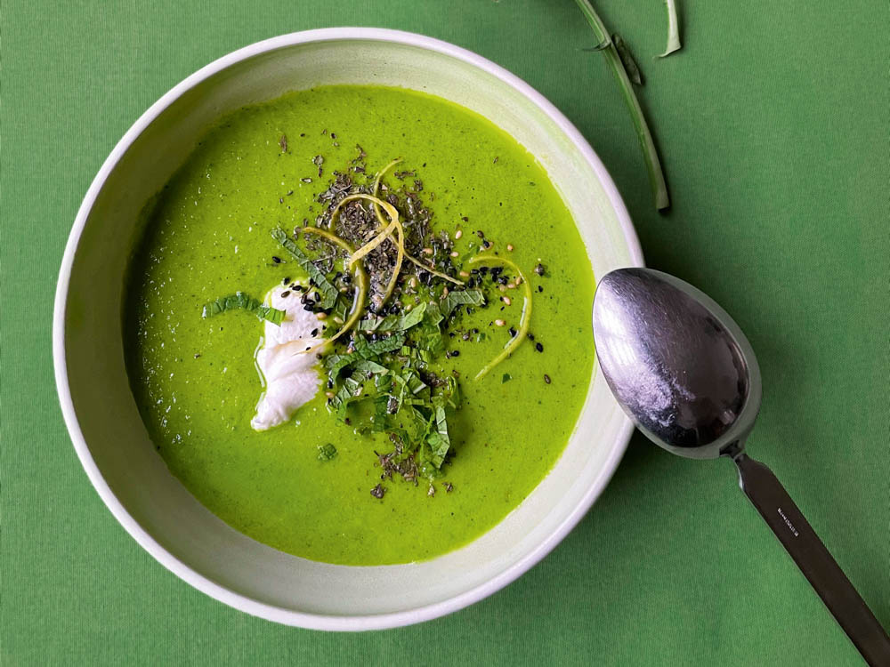 orientalische-kohlrabi-suppe-mit-labneh