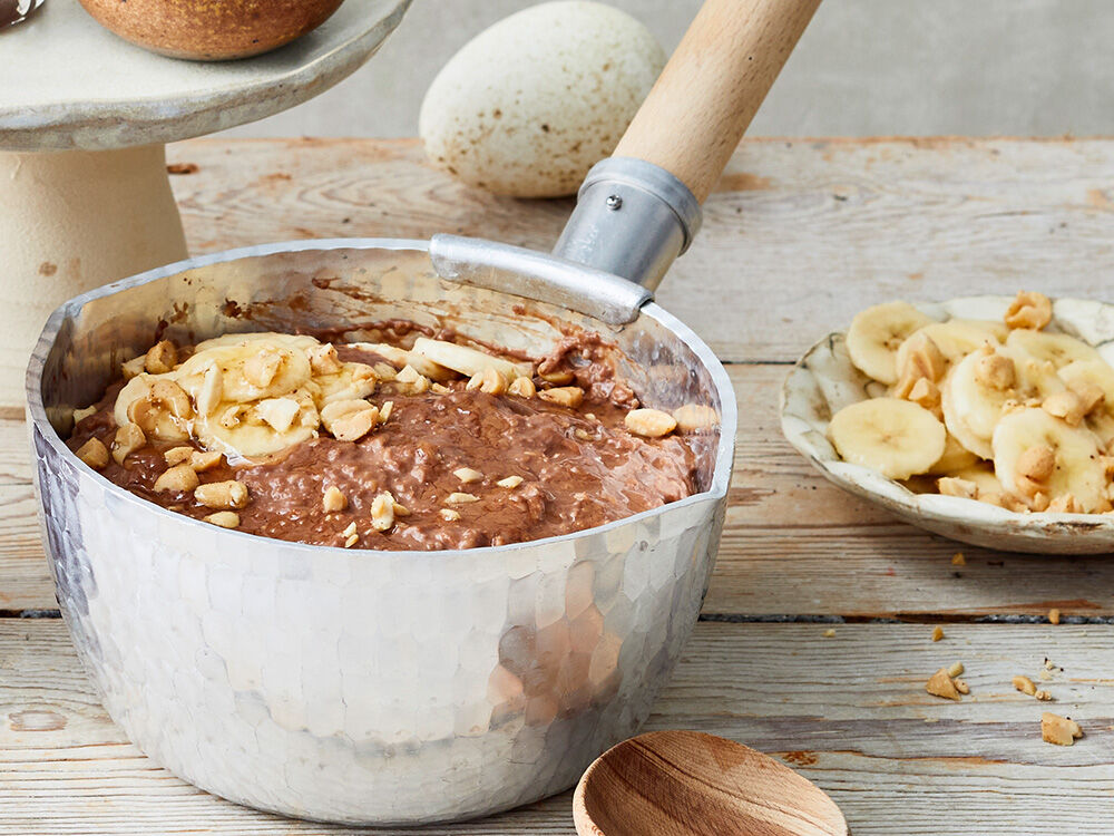 Schoko-Kokos-Porridge mit Banane und Erdnuss