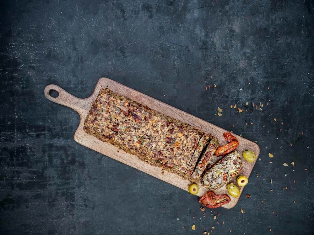 tomaten-oliven-brot-mit-walnusskernen