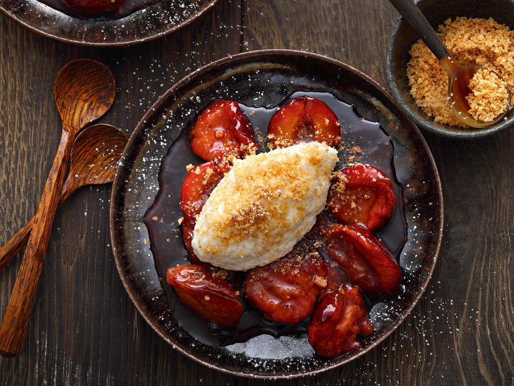 topfen-vanille-nockerl-auf-zwetschgenroester