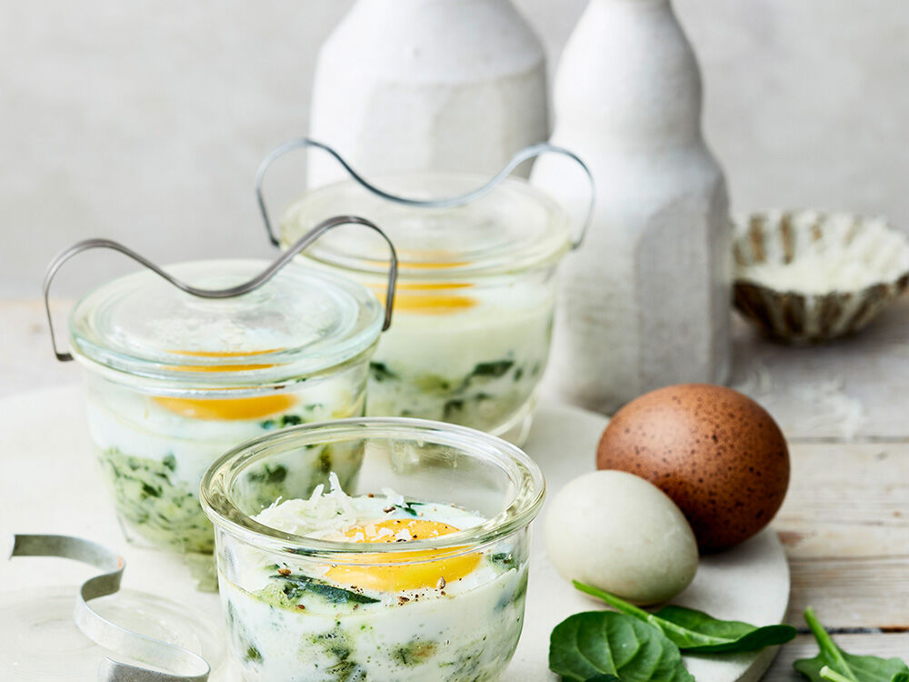 Eier im Glas mit rahmigem Parmesanspinat