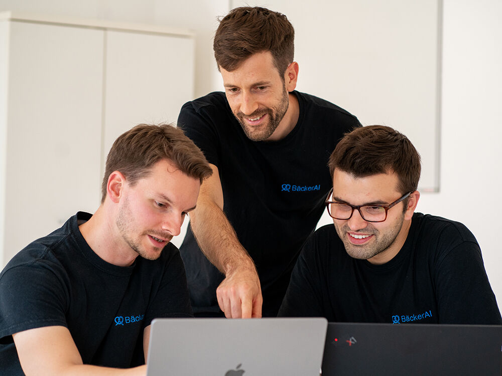 Gründer Jan Meller (l.), Fabian Taigel und Franz Seubert (r.) von BäckerAI