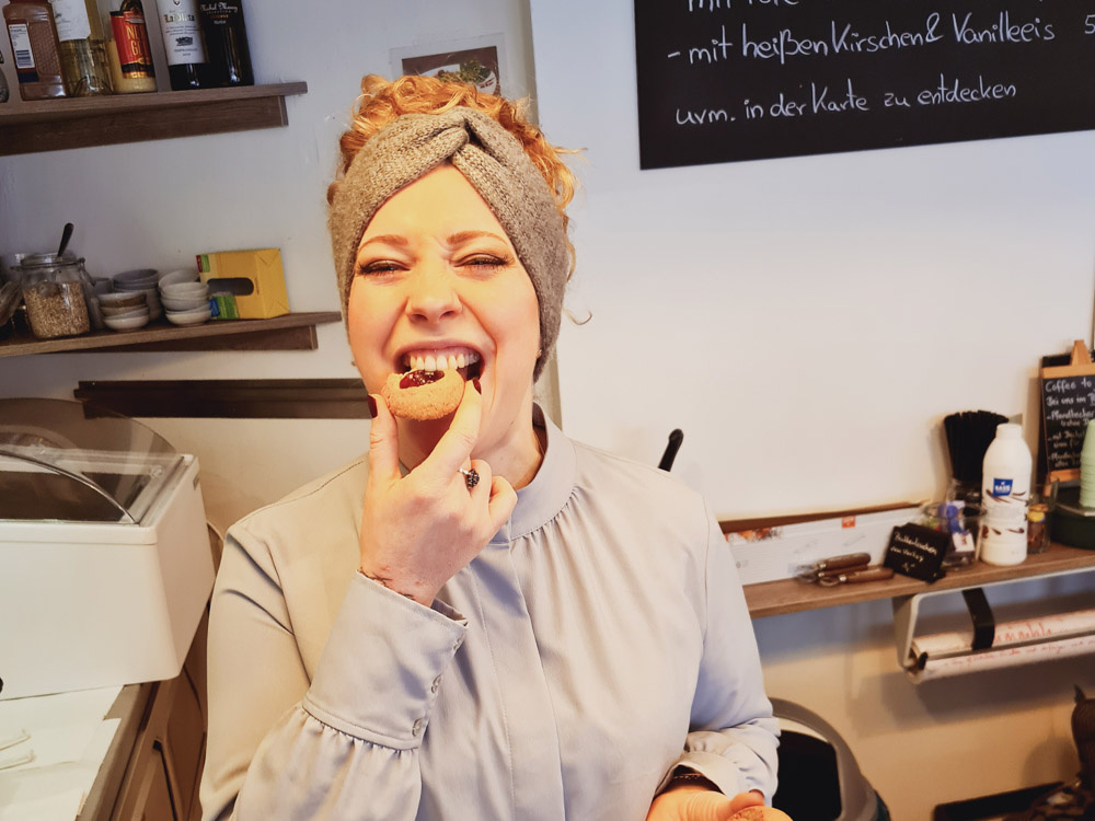 erfolgreiche-frau-julia-krawelitzki-im-cafe-fraeulein-juli