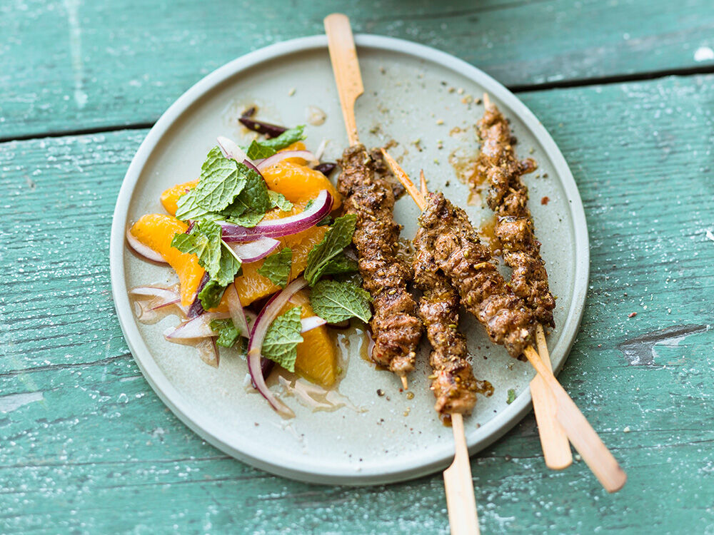 orientalische-lammspieße-mit-zwiebel-orangen-salat-und-kichererbsenpüree