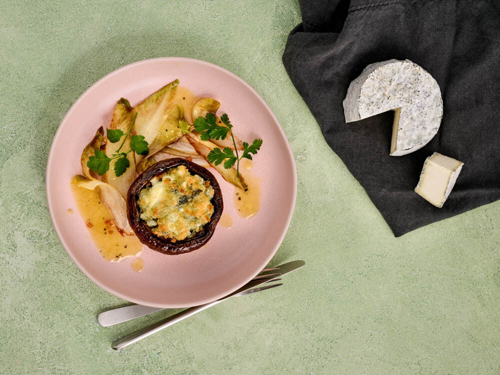 Mit Ziegenweichkäse gefüllter Portobello-Pilz