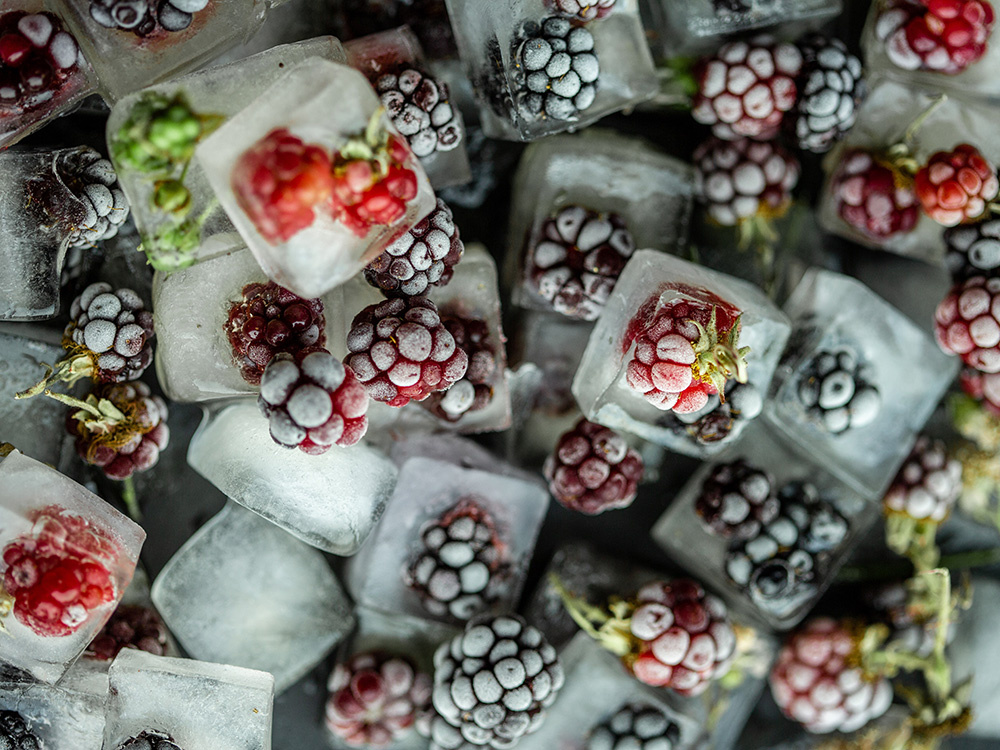 geniale-kuechenhacks-beeren-im-eiswuerfel