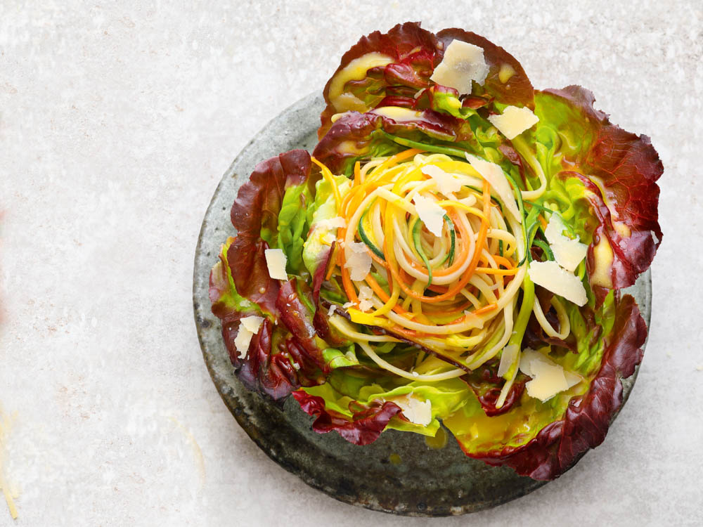 salat-mit-gemuese-linguine-in-zitronendressing