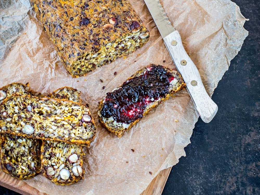 saatenbrot-mit-karotten-und-haselnuessen