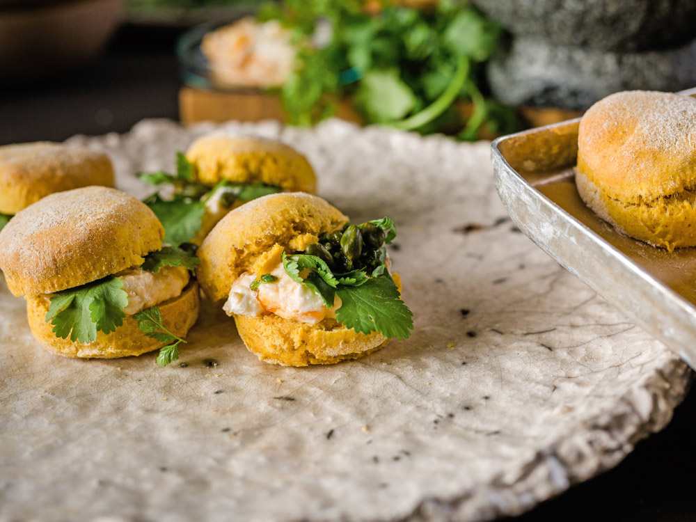 kuerbis-scones-mit-aprikosen-und-pistazienpesto