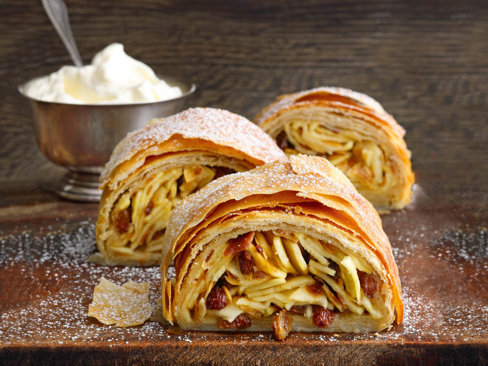 apfelstrudel-mit-rumrosinen-und-schlagobers