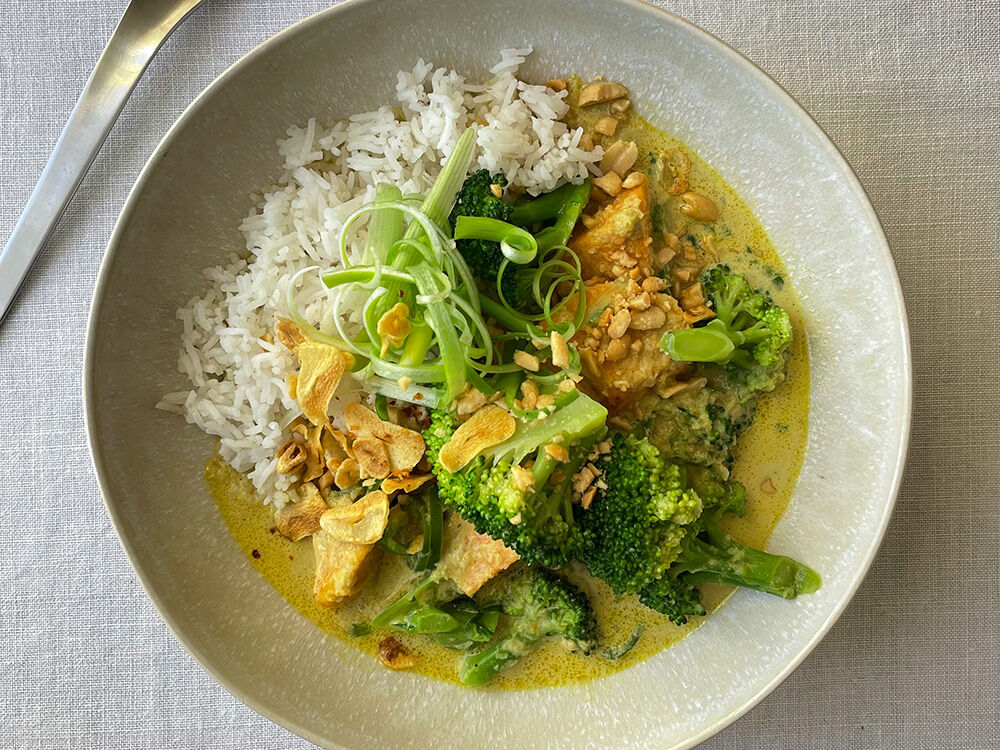 Brokkoli-Süßkartoffel-Curry mit Knoblauchchips
