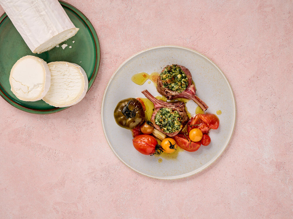 lammkarree-mit-ziegenkaese-pekannuss-kruste-und-ofentomaten