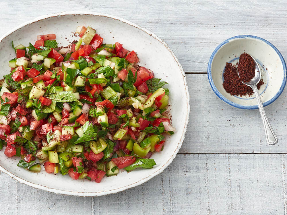 tuerkischer-loeffelsalat-aus-gurken-tomaten