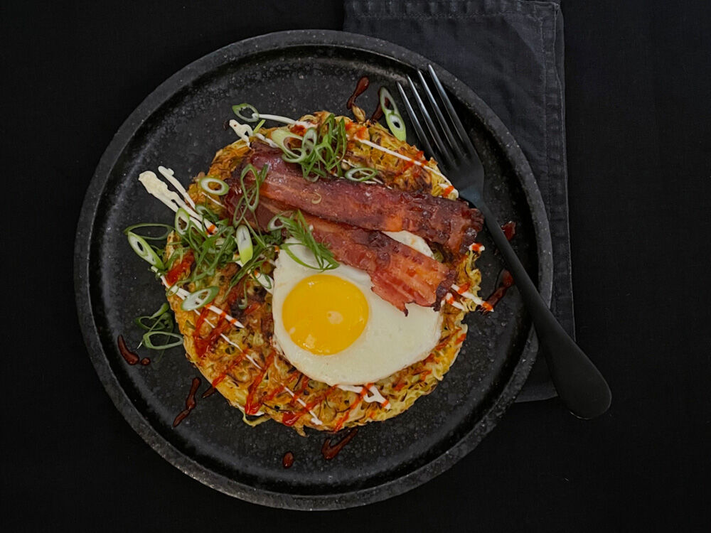 japanische-pfannkuchen-mit-spiegelei-und-speck