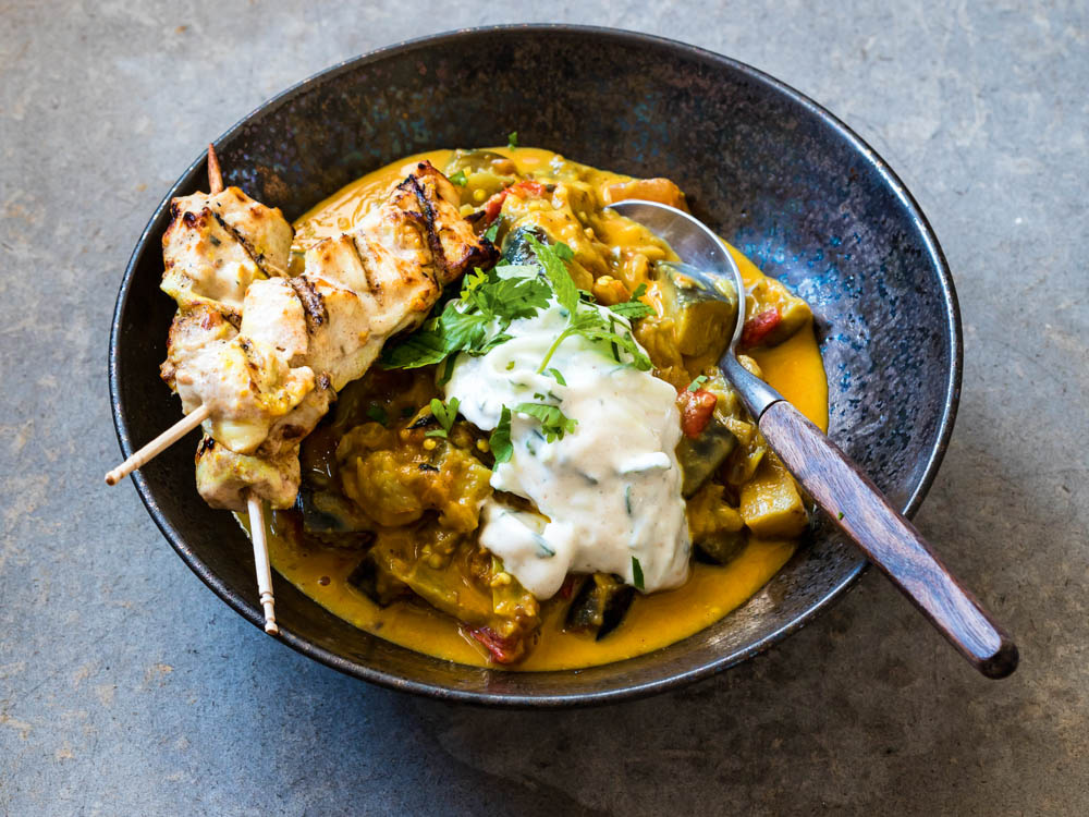 auberginen-curry-mit-huhn-und-minzjoghurt