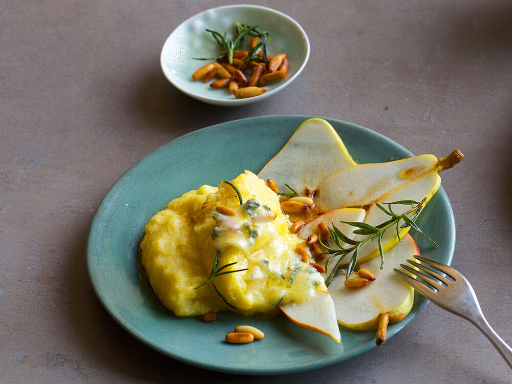 Polenta mit Käse, Nüssen und Birnen Polenta mit Käse, Nüssen und Birnen