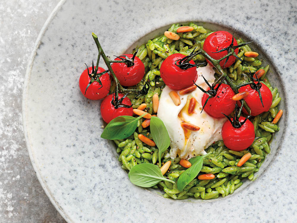 pastasotto-basilikum-mit-burrate-und-geschmorten-strauch-tomaten