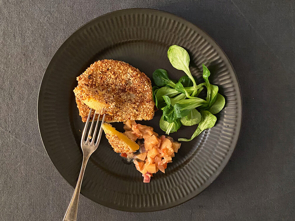 steckruebenschnitzel-mit-quittenchutney-und-feldsalat