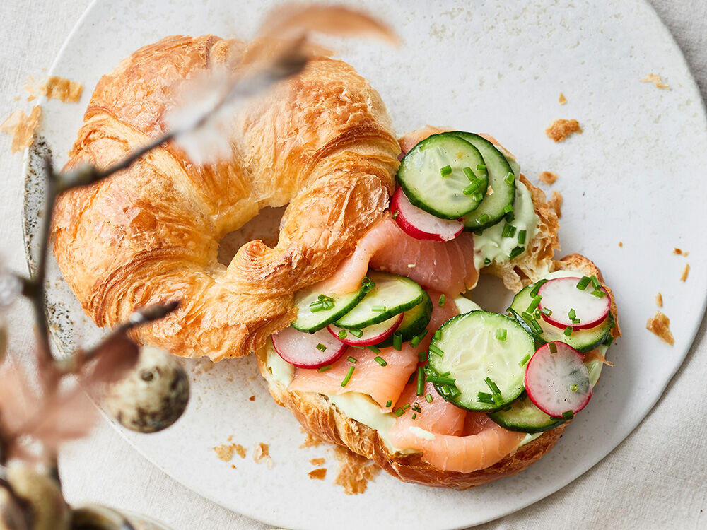 Croissant-Sandwich mit Räucherlachs und Avocado-Wasabi-Crème-fraîche