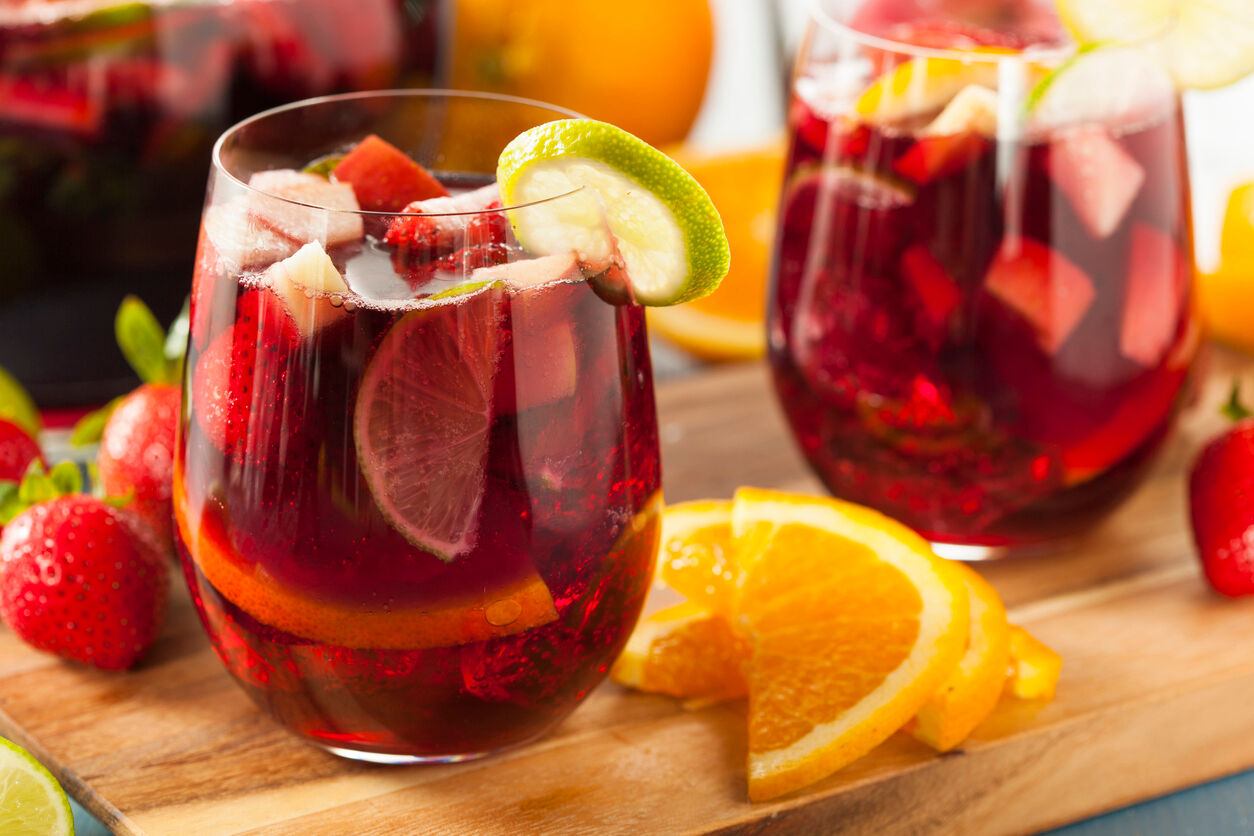 Rote, hausgemachte Sangria mit Früchten
