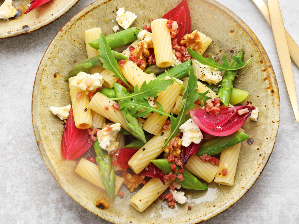 rigatoni-spargel-salat-mit-walnuessen-feta-suess-sauren-zwiebeln-speck-vinaigrette