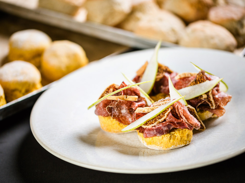 scones-mit-senf-bresola-birne-und-getrockneten-feigen