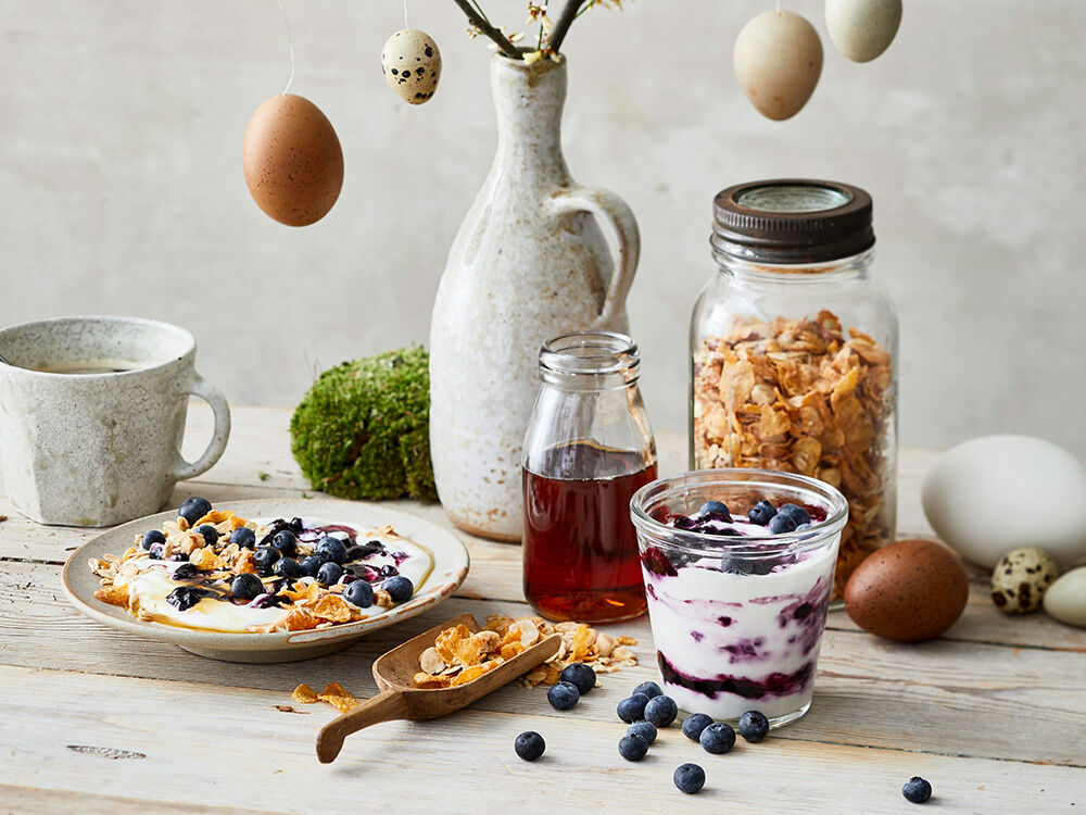 Crunchy Nussmüsli mit Blaubeer-Vanille-Joghurt und Ahornsirup