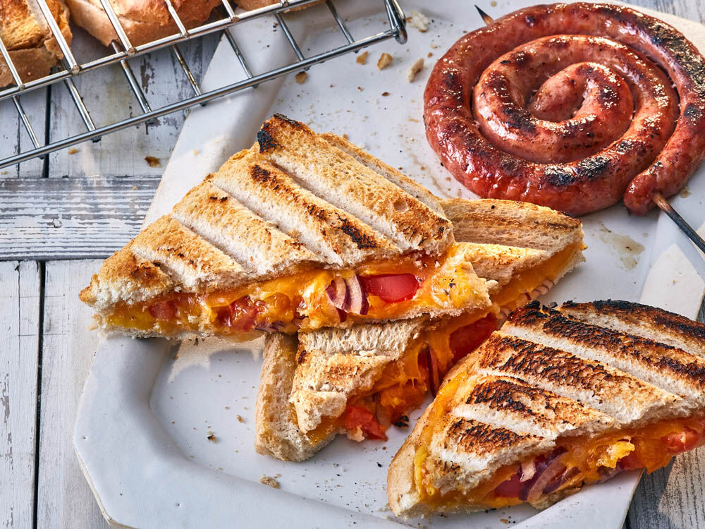 braaibroodjies–grillsandwiches-mit-bratwurst