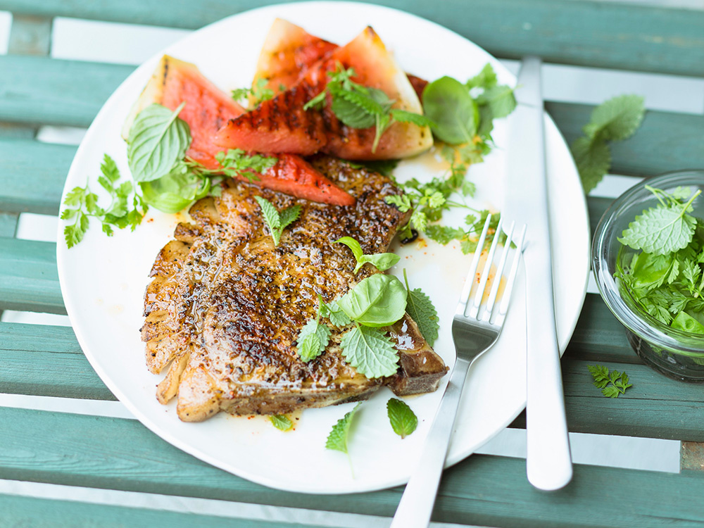 schweinekotelett-mit-orientalischem-rub-und-wassermelone