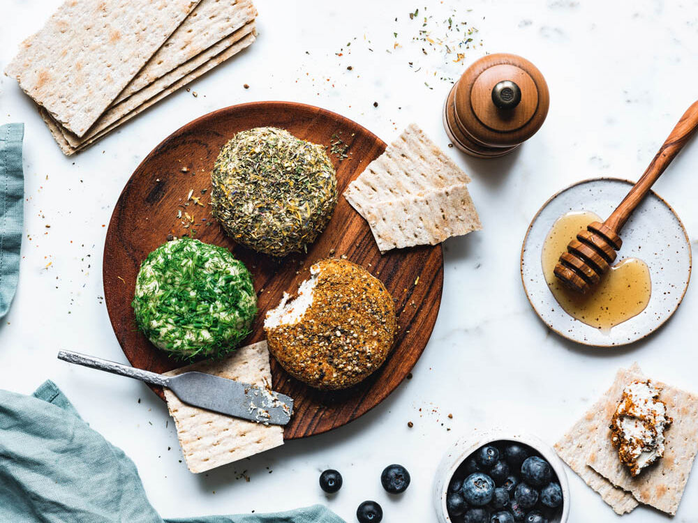 cashewkaese-mit-toppings-vegan