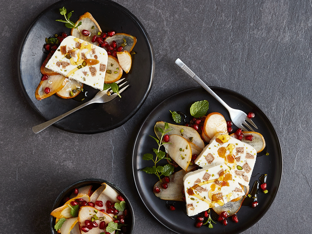 Lebkuchenparfait mit Birnen-Granatapfel-Salat Lebkuchenparfait mit Birnen-Granatapfel-Salat