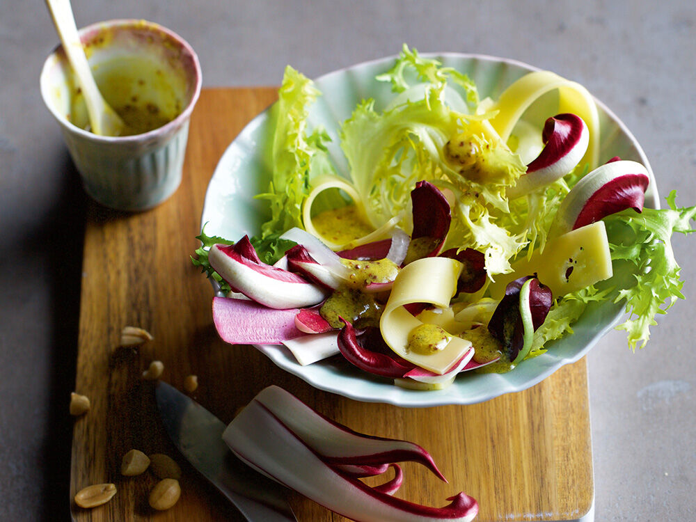 zwiebelsalat-mit-kaese-und-radicchio