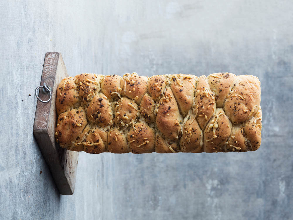 knoblauch-zupfbrot-mit-kaese