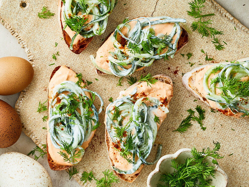 Crostini mit Paprika-Ricotta-Aufstrich und Gurkenspaghetti