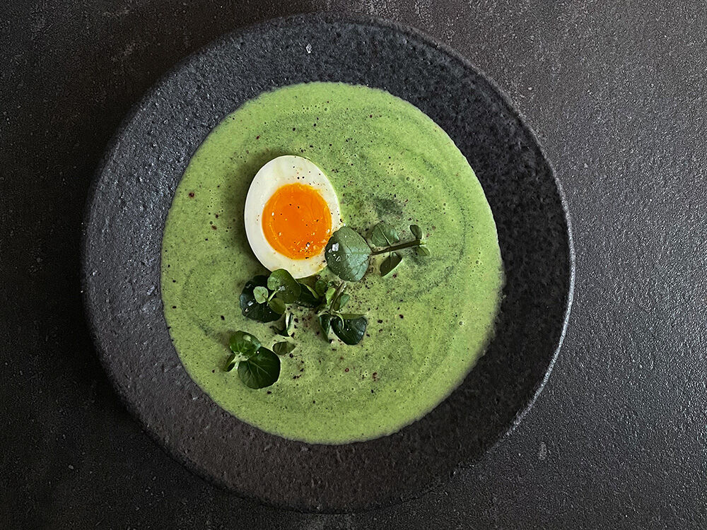 Brunnenkressesuppe mit wachsweichem Ei