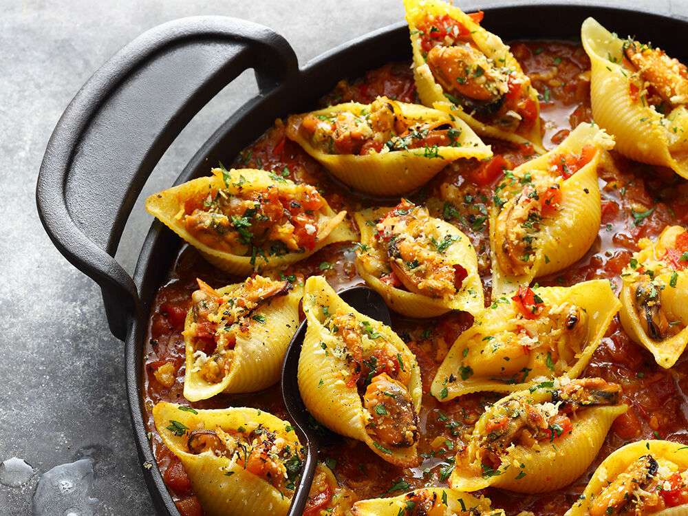 Mit Muscheln gefüllte Nudeln auf kreolische Art