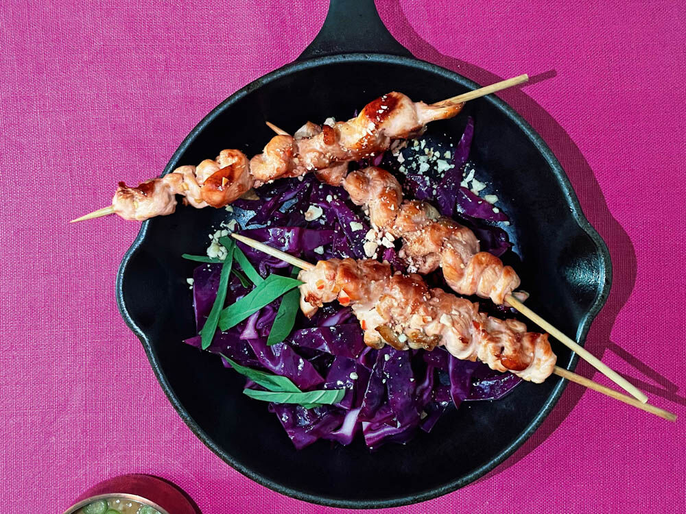 sautierter-rotkohl-mit-satespiessen-und-erdnuss-sauce