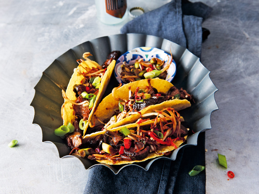 koreanische-tacos-mit-shiitake-pilzen-und-sojasprossensalat