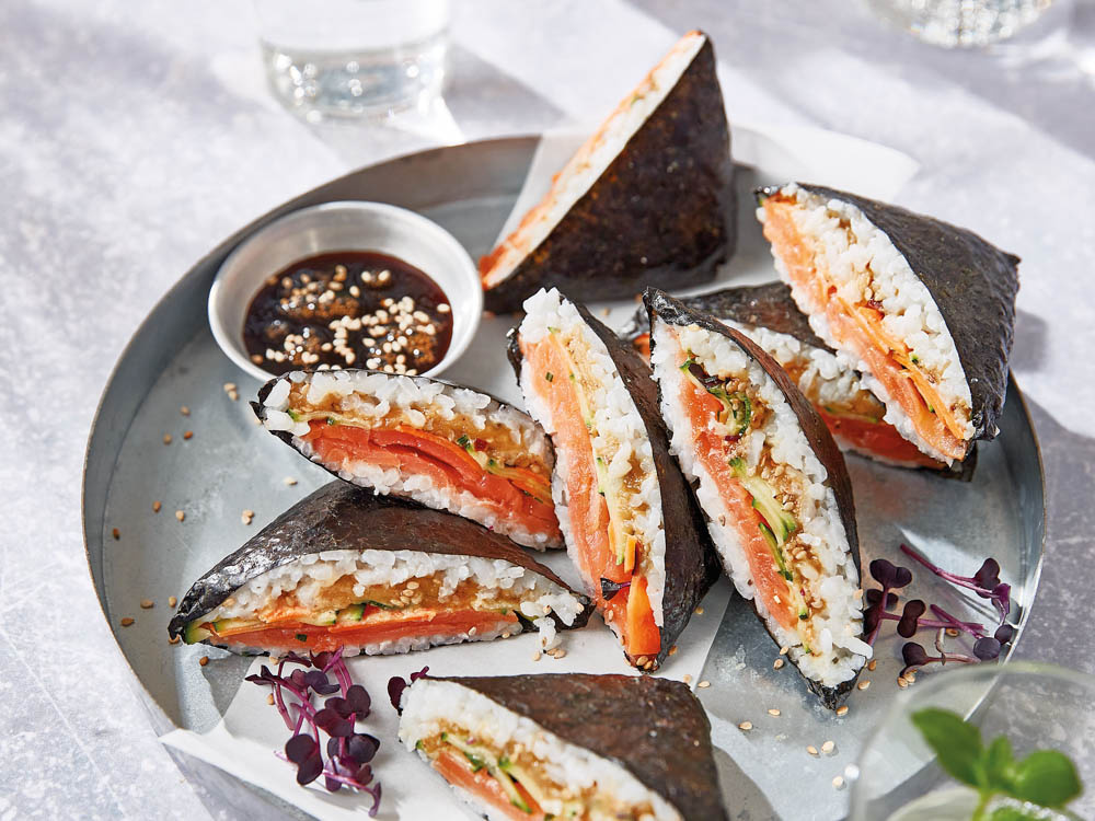 reissandwich-im-noriblatt-mit-raeucherlachs