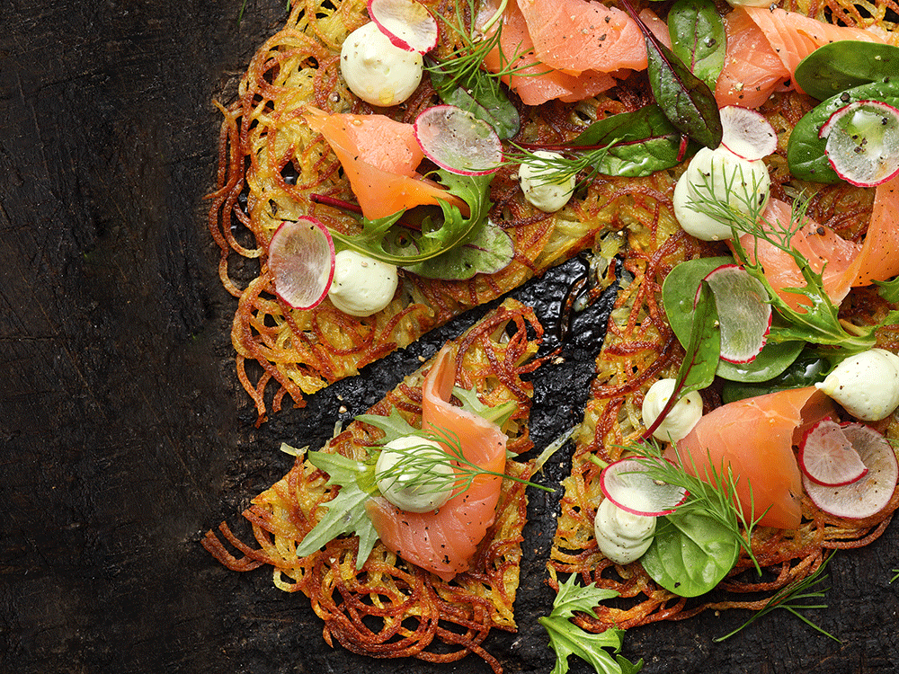 kartoffel-pizza-mit-raeucherlachs-und-limetten-wasabi-creme-fraiche