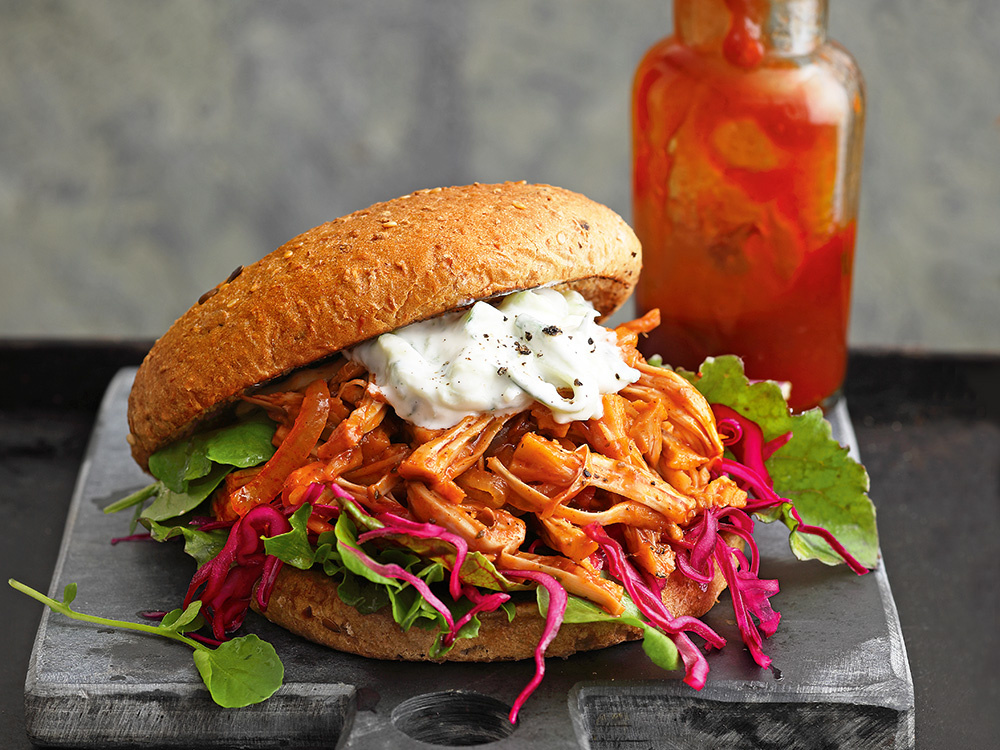 jackfruit-pulled-pork-burger-mit-rotkohl-und-gurken-joghurt